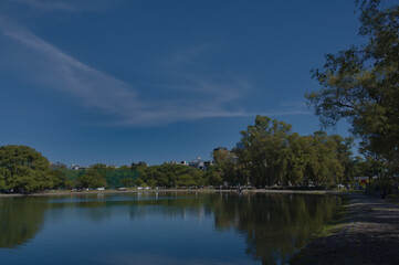 Vista del Lago de Plaermo en el fondo los arboles