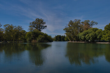 Fototapeta na wymiar Vista del Lago de Plaermo en el fondo los arboles