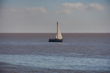 Obraz premium Veleros sobre el rio de la plata