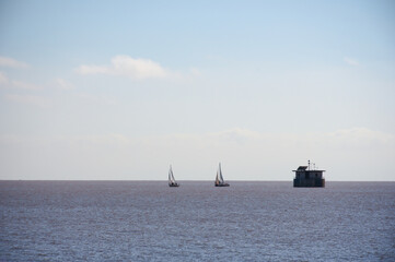 Veleros sobre el rio de la plata