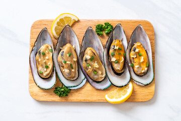 mussels with lemon and garlic