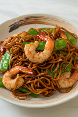 stir-fried yakisoba noodles with green peas and shrimps