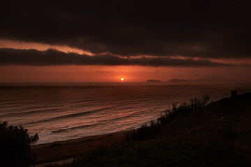 atardecer de verano en el mar abierto. Cielo rojo