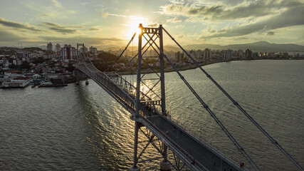 Por do sol na ponte Hercilio Luz em Florianopolis - Santa Catarina