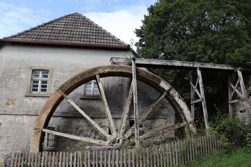 Mühle mit großem Mühlrad Wasserrad in Franken außer Betrieb