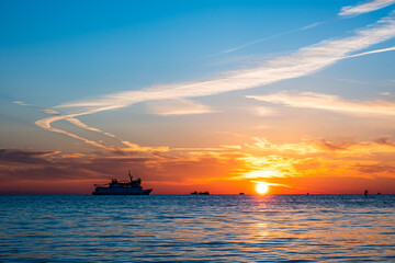 Fototapeta na wymiar Beautiful sunset on the sea coast. The sun reflecting on the sea. Nature background.