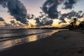 Pôr do sol na praia de ponta verde, Maceió, Alagoas.