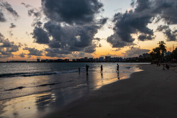 Fototapeta na wymiar Pôr do sol na praia de ponta verde, Maceió, Alagoas.