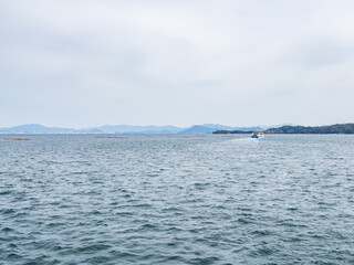 Obraz premium 海の海岸線と曇り空