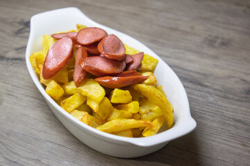 salchipapa en plato hot dog salchicha papa fritas 