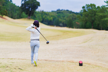 Obraz premium Japanese senior woman play golf