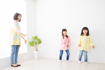 Naklejka premium こども園で遊ぶ子どもたち