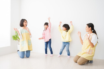 Naklejka premium こども園で遊ぶ子どもたち