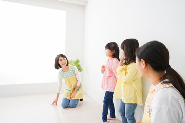Naklejka premium こども園で遊ぶ子どもたち