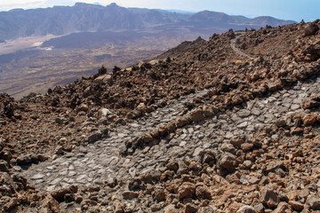 El volcán Teide. Ruta de senderismo para ascender y llegar a la cima del volcán Teide. Camino rocoso y escarpado que ofrece unas magníficas vistas de la isla. Tenerife, España.