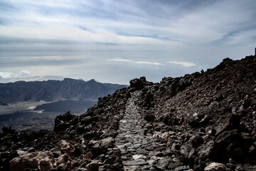 El volcán Teide. Ruta de senderismo para ascender y llegar a la cima del volcán Teide. Camino rocoso y escarpado que ofrece unas magníficas vistas de la isla. Tenerife, España.
