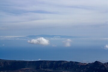 Isla de Gran Canaria desde el volcán Teide. Desde lo alto del volcán Teide tras subir en el teleférico es posible ver las otras islas si el tiempo acompaña.