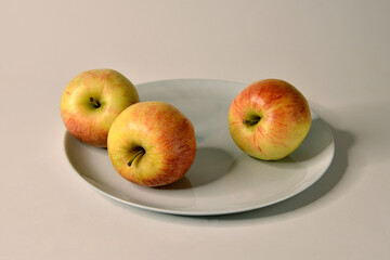 Apples on a light plate.
