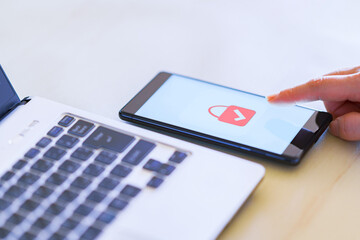 スマホ　認証　ロック　ベリファイ