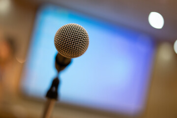 Close-up microphones in concert halls or conference rooms