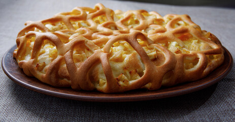 Apple pie on a plate of ceramics.