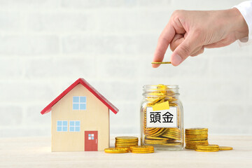 住宅の頭金を貯める人物の手
