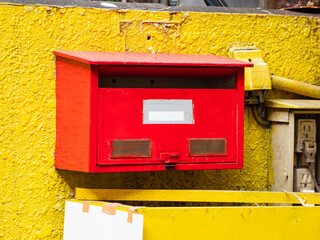 黄色い壁と赤い郵便ポスト