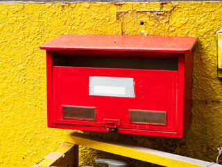 黄色い壁と赤い郵便ポスト