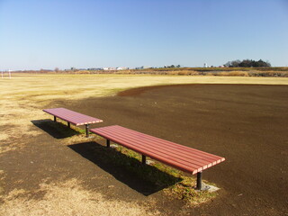 Obraz premium 野球場のベンチのある冬の江戸川河川敷風景
