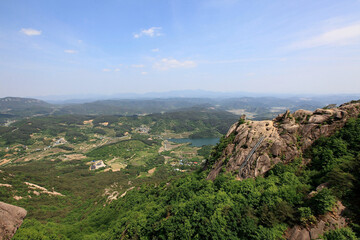 Obraz premium 황매산 돛대바위와 신록의 주변풍경