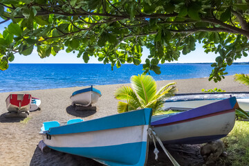 Naklejka na ściany i meble Barques de pêche artisanale sur plage de Saint-Paul, île de la Réunion 