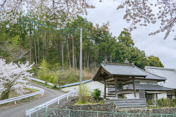 毛呂氏館跡の山と鐘楼の風景／長栄寺（埼玉県毛呂山町）