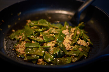 Sarten de judias verdes con cebolla y atún. Dieta mediterránea.