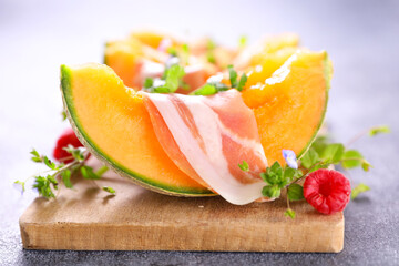 melon with ham and basil