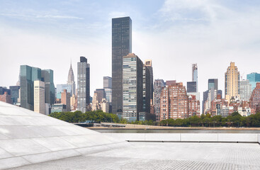 Fototapeta na wymiar Manhattan skyline seen from Roosevelt Island, New York City, USA.