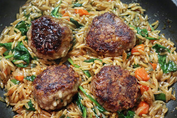 Bouletten und Orzotto