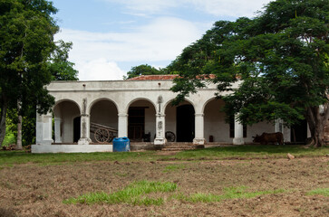 Obraz premium Colonial farm from the slave era in the San Isidro de los Destiladeros site, in the town of Manaca Iznaga, without tourists.