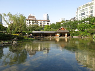 Fototapeta na wymiar 東京都港区の檜町公園（下の池と休憩所）