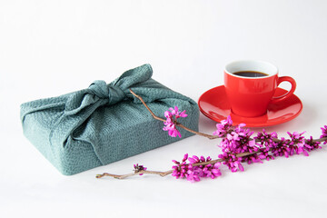 Obraz na płótnie Canvas 美しいマメ科のハナズオウと風呂敷とコーヒー
