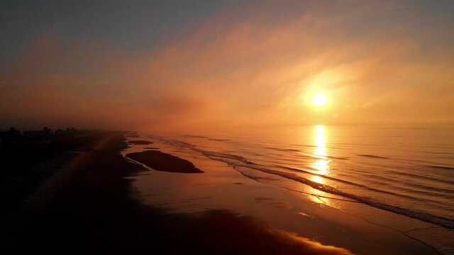 Nascer do sol em praia brasileira, em Pontal do Paran&aacute; / Sunrise on a Brazilian beach, in Pontal do Paran&aacute;