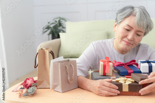 Mom who received many gifts on Mother's Day,She is very happy and moved.