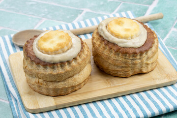 vol au vent sur une planche à découper