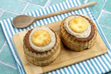 vol au vent sur une planche à découper