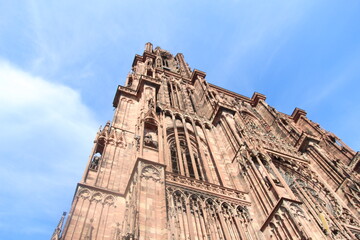 Vue en contre plongée de la cathédrale de Strasbourg
