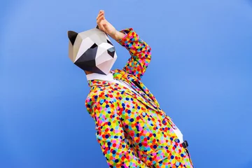 Fotobehang Carnaval Man met grappig laag polymasker op gekleurde achtergrond