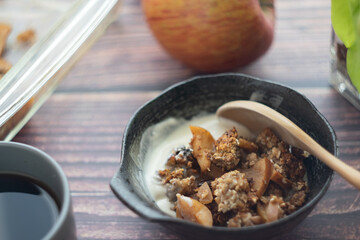 アイスクリームを添えた自家製アップルクリスプのクローズアップ