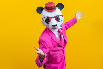 Mann mit lustiger Low-Poly-Maske auf farbigem Hintergrund