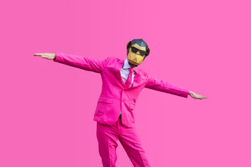 Foto auf Acrylglas Karneval Mann mit lustiger Low-Poly-Maske auf farbigem Hintergrund