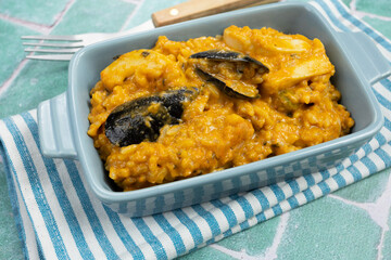 plat de risotto aux fruits de mer sur une table