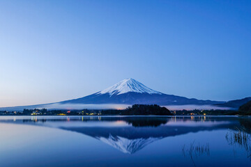 山梨県の河口湖と富士山